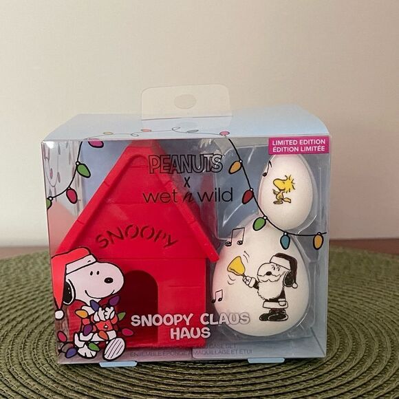Wet n Wild Peanuts Snoopy Dog House and Set of 2 Sponges NWT - Picture 9 of 10